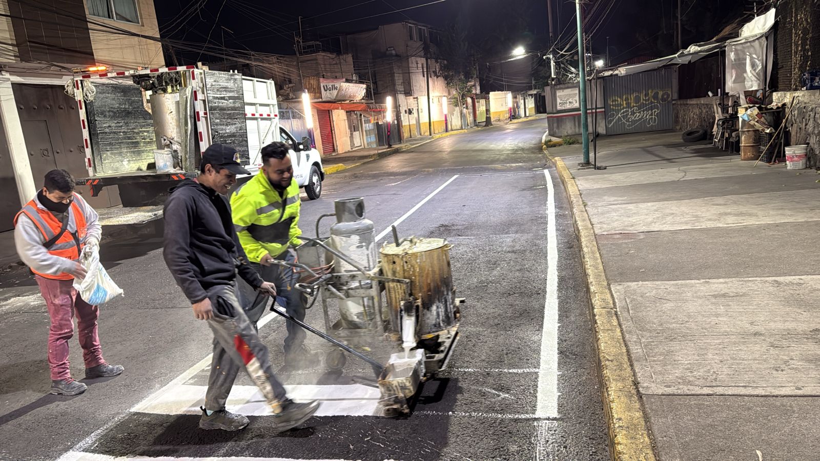 Paso peatonal con pintura termoplástica